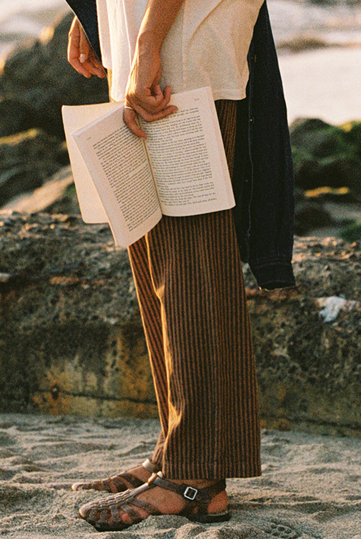 パンツ 100% linen striped trousers with buckle detail Wide Legged Linen Trousers With Belt and Pockets, High